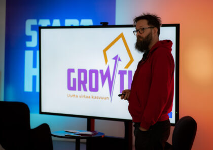 Pasi Rantanen kertomassa LAB Growthin järjestämän tapahtuman ohjelmasta