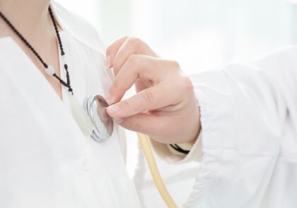 Kuvituskuvassa potilaan sydäntä kuunnellaan stetoskoopilla.