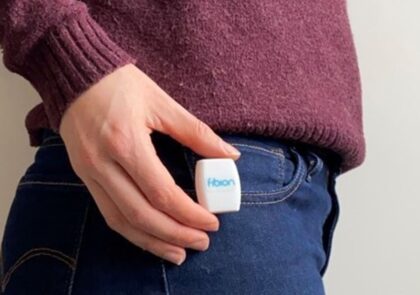 Kuvituskuvassa aktiivisuusmittari on farkkujen taskussa kiinni.