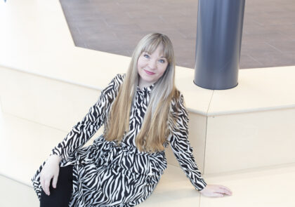 Kuvassa artikkelin kirjoittaja Tarja Isola.