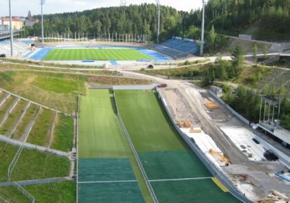 Kuvituskuvassa näkymä Lahden hyppyrimäen keskivaiheilta urheilustadionille ja kaupunkiin päin.