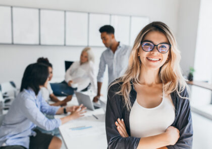 Ihmisryhmä, nainen etualalla