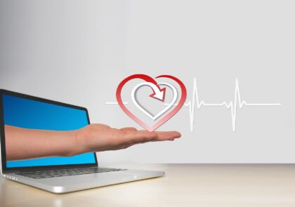 Kuvituskuvassa ihmisen käsi ojentautuu tietokoneen ruudulta ja kämmenen ylle on piirretty sydän.