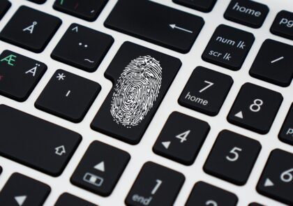 Näppäimistö, jossa enter -painikkeen tilalla sormenjälki