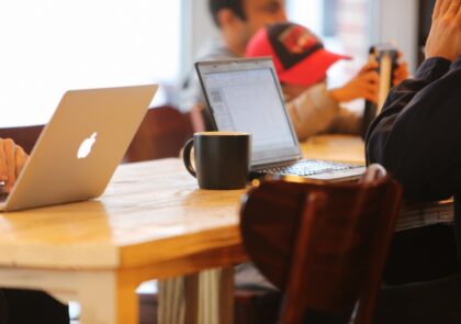 macbook-mobile-working-table-cafe-coffee-1087325-pxhere.com (1)