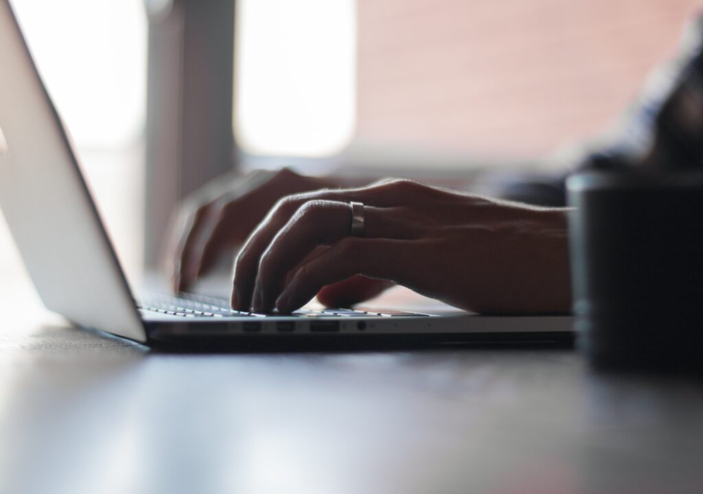 laptop-computer-mac-writing-work-hand-1844-pxhere.com