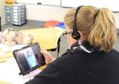 mobile-person-woman-ipad-technology-internet-832528-pxhere.com