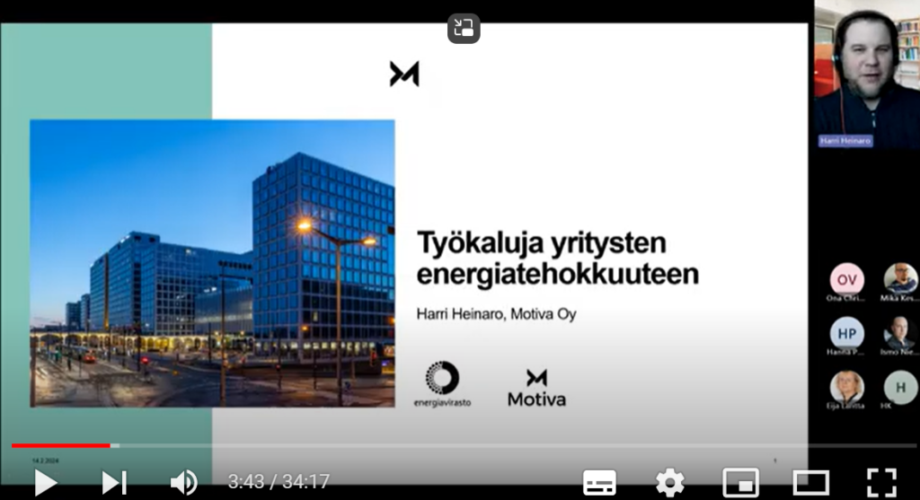 Työkaluja yritysten energiatehokkuuteen webinaarin asiantuntijan, Harri Heinaron aloituskuva. Kuvassa on tekstit Työkaluja yritysten energiatehokkuuteen, Harri Heinaro, Motiva Oy. Kuvassa myös Harri Heinaron kuva ja alla logot energiavirasto ja Motiva. Kuvituskuvana isoja rakennuksia.