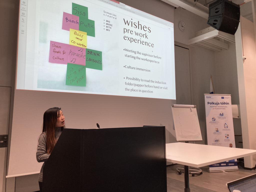 Opiskelijoita pitämässä PowerPoint -esitystä