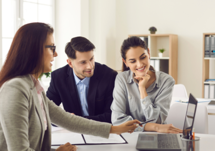 business-smile-laptop-table-shelf-coat-1684086-pxhere.com