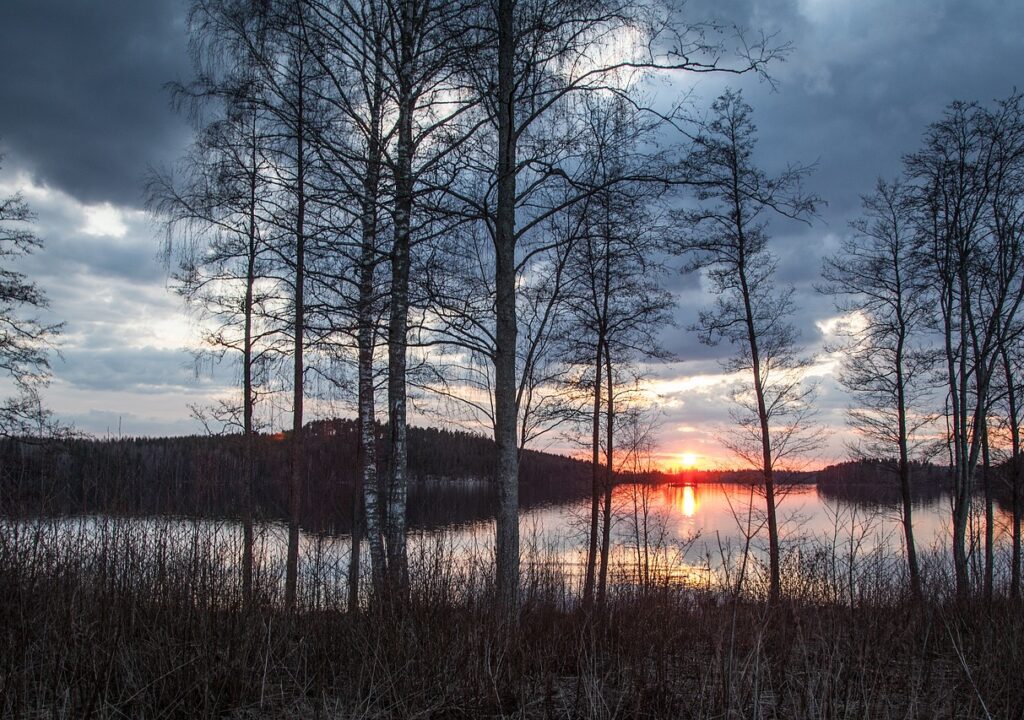 lake-scenery-1365278_1280