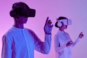 Kaksi ihmistä virtuaalilasit päässä.