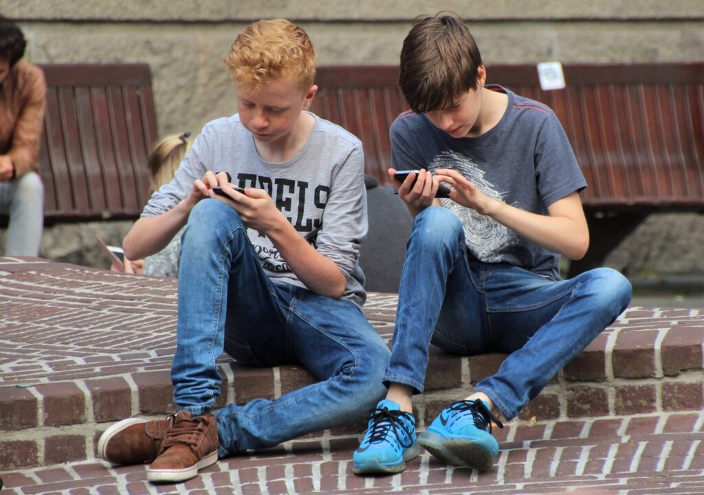 smartphone-mobile-hand-man-person-people-562059-pxhere.com
