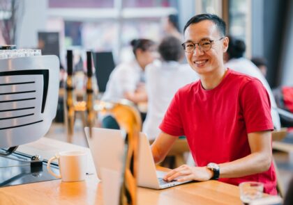 blurred_background_business_caf_casual_coffee_coffee_shop_digital_nomad_eyeglasses-1550187