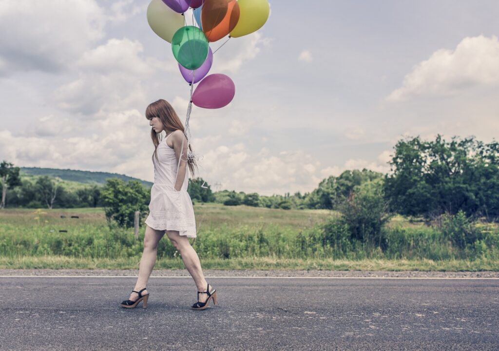 grass-walking-sky-girl-woman-hair-1097895-pxhere.com