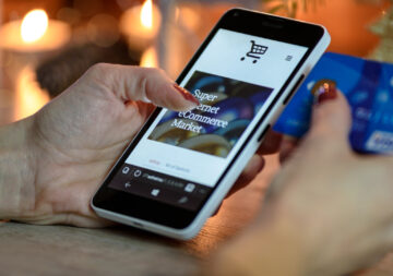 computer-smartphone-hand-screen-person-blur-914018-pxhere.com