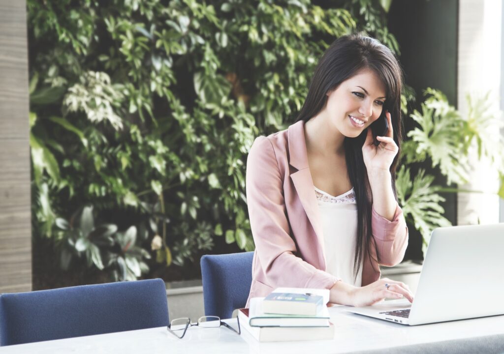 laptop-desk-writing-working-woman-busy-911197-pxhere.com