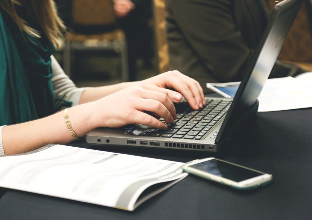 laptop-desk-computer-mobile-writing-hand-764703-pxhere.com