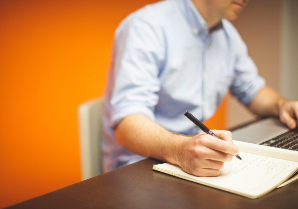 laptop-desk-notebook-computer-macbook-writing-764432-pxhere.com