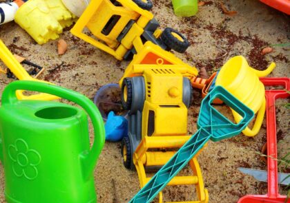 sand-play-plastic-child-yellow-product-554672-pxhere.com