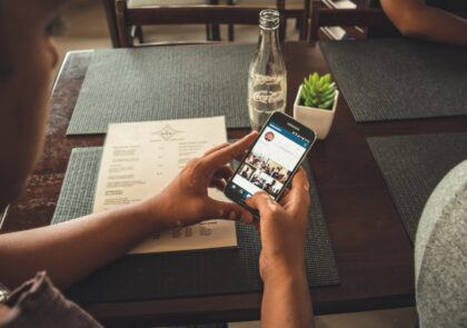 smartphone-mobile-hand-screen-man-table-907641-pxhere.com