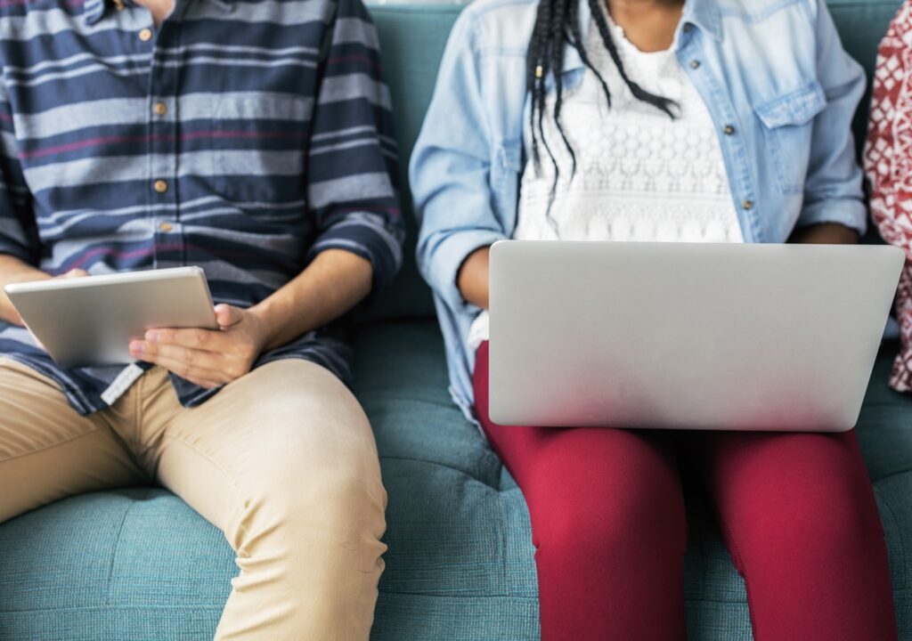 laptop-computer-typing-man-people-girl-1373622-pxhere.com