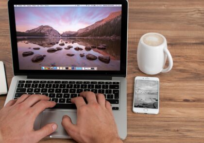 laptop-iphone-desk-notebook-computer-macbook-766906-pxhere.com