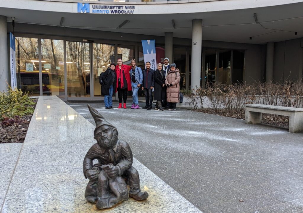 Heinonen_Ensimmainen paiva konffapaikan edessa