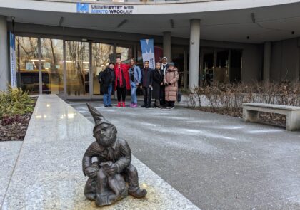 Heinonen_Ensimmainen paiva konffapaikan edessa