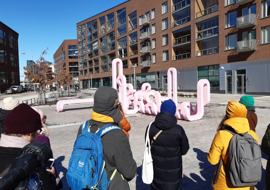 Artikkelikuva_Koulutukseen osallistujat ja Jacob Dahlgrenin teos Early One Morning, Eternity Sculpture Helsingin Kalasatamassa