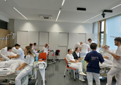 Hoitotyön opiskelijoita hoitotyön luokassa.