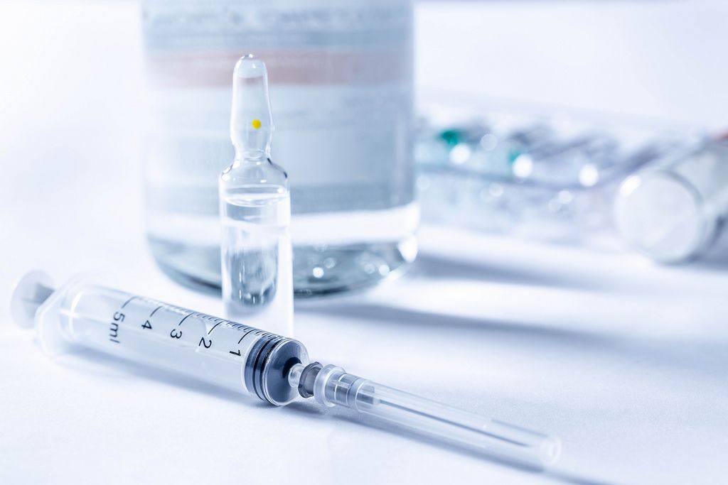 injectable-drugs-in-bottle-and-ampoules-and-syringe