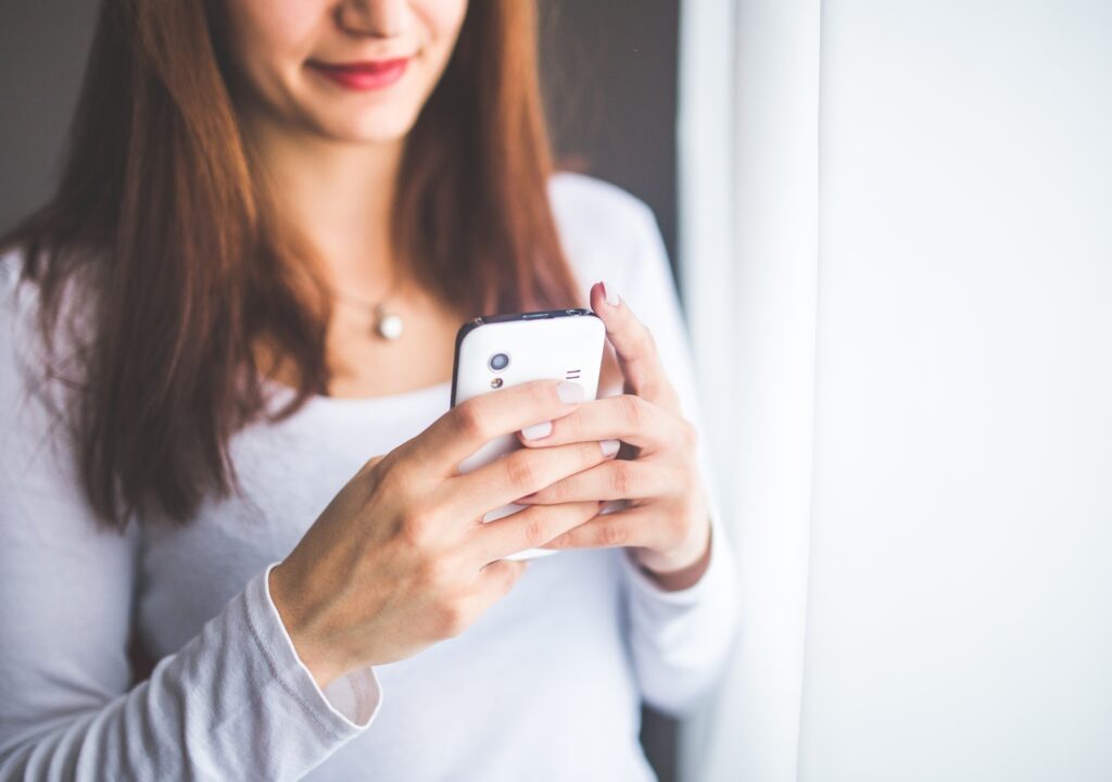 smartphone-mobile-hand-person-girl-woman-722638-pxhere.com(1)