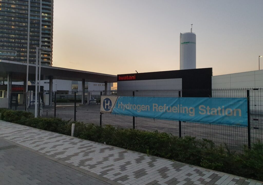 Hydrogen_recharging_station,_by_Iwatani_in_Ariake_3