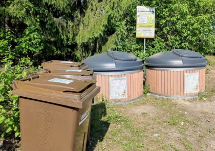 Kolme tuulettuvaa biojäteastiaa uudella aluekeräyspisteellä. Vieressä kaksi syväkeräyssäiliötä kuivajätteelle.