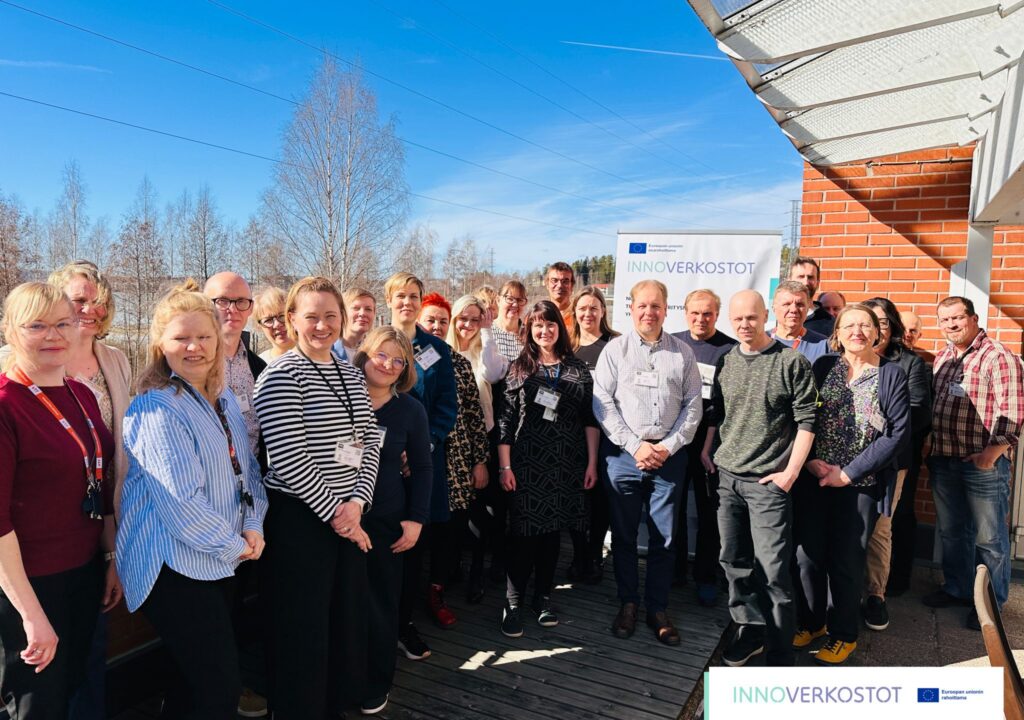 Jyväskylän työpajan osallistujien yhteiskuva VTT Jyväskylän parveketerassilla