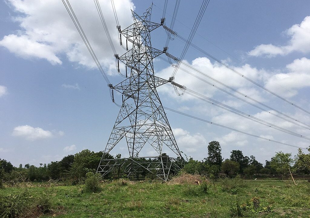 Power_grid_line_in_Maharashtra_near_a_railway_line