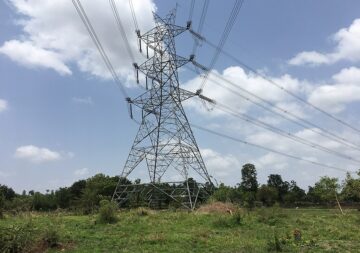Power_grid_line_in_Maharashtra_near_a_railway_line