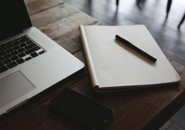 laptop-computer-macbook-writing-table-creative-764683-pxhere.com