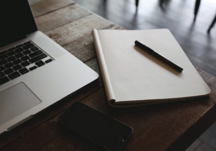 laptop-computer-macbook-writing-table-creative-764683-pxhere.com