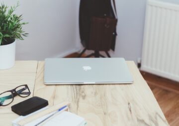 laptop-desk-notebook-computer-macbook-table-1067952-pxhere.com