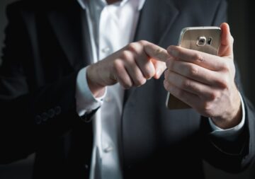 finger-smartphone-screen-pressing-businessman-phone-1370280-pxhere.com
