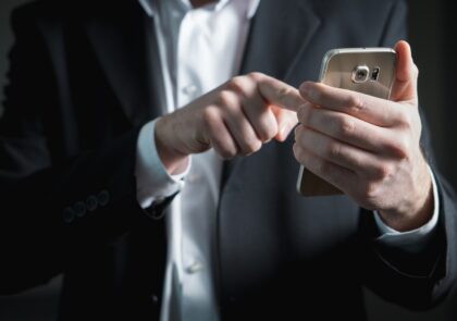 finger-smartphone-screen-pressing-businessman-phone-1370280-pxhere.com