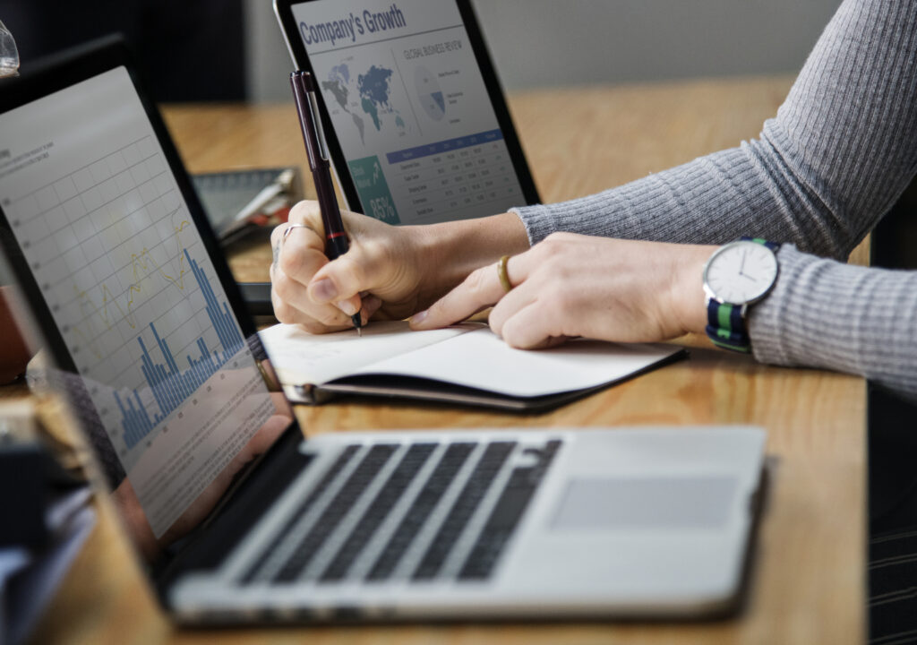 analysis-business-businesswoman-chart-colleagues-communication-1571535-pxhere.com