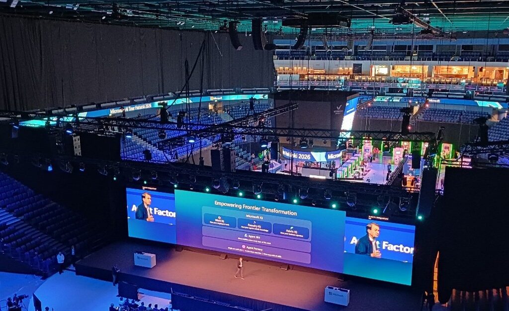 Ihmisiä jonottamassa sisälle Veikkaus Arenalle.