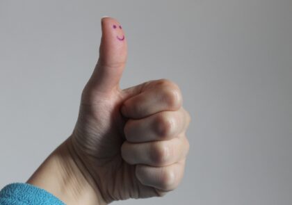 hand-leg-finger-gesture-arm-smile-655144-pxhere.com